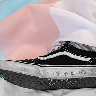 Ce 31 mars, c’est la Journée mondiale de la visibilité trans*. Elle a pour but de mettre en lumière les parcours de vie des personnes trans* et vise également à faire prendre conscience des discriminations qu’elles doivent encore affronter aujourd’hui !